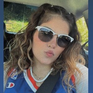 Meet your Posher, Demi